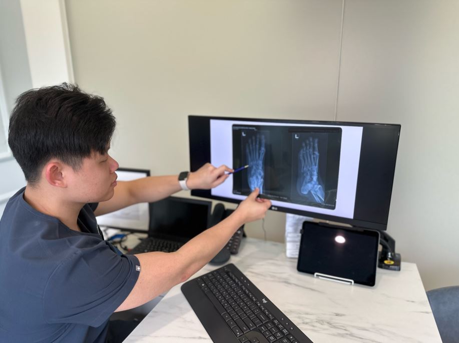 Podiatrist from Straits Podiatry diagnosing a foot pain using x-ray
